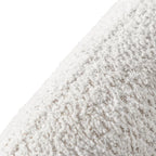 Poltrona moderna in bouclé con braccioli curvi, seduta a rene e gambe rotonde in legno