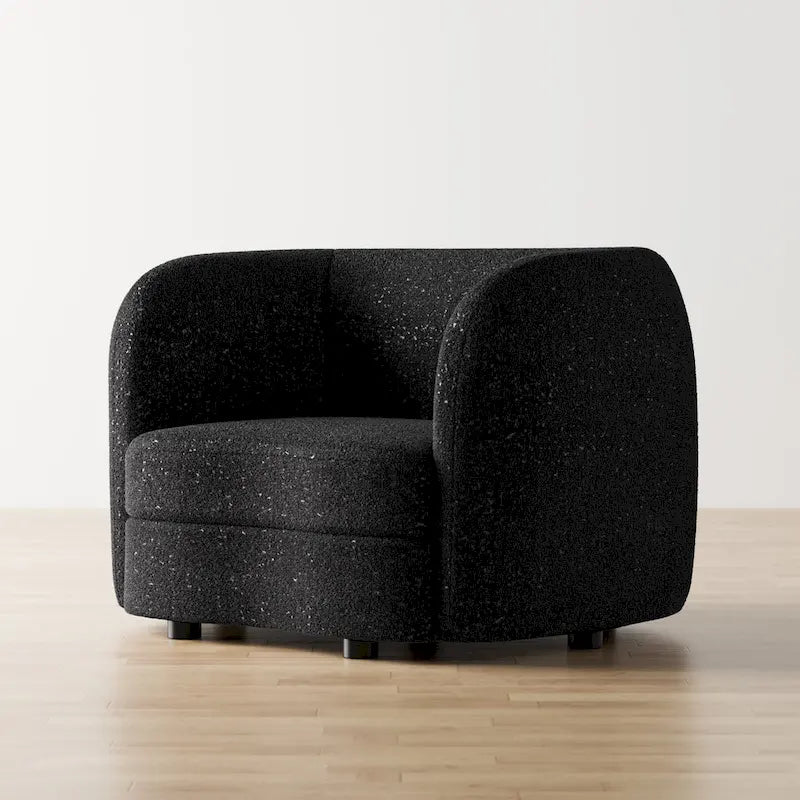 Poltrona moderna in bouclé con braccioli curvi, seduta a rene e gambe rotonde in legno