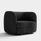Poltrona moderna in bouclé con braccioli curvi, seduta a rene e gambe rotonde in legno