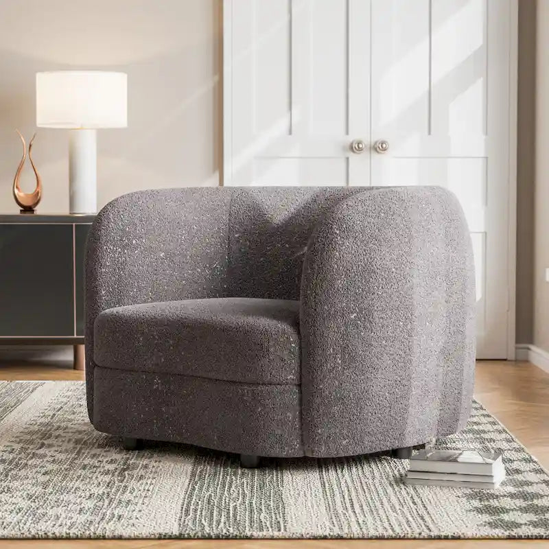 Poltrona moderna in bouclé con braccioli curvi, seduta a rene e gambe rotonde in legno