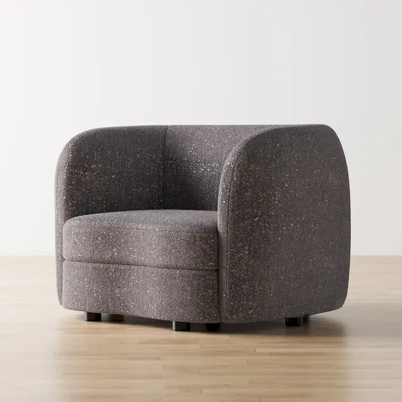 Poltrona moderna in bouclé con braccioli curvi, seduta a rene e gambe rotonde in legno