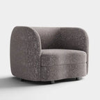 Poltrona moderna in bouclé con braccioli curvi, seduta a rene e gambe rotonde in legno