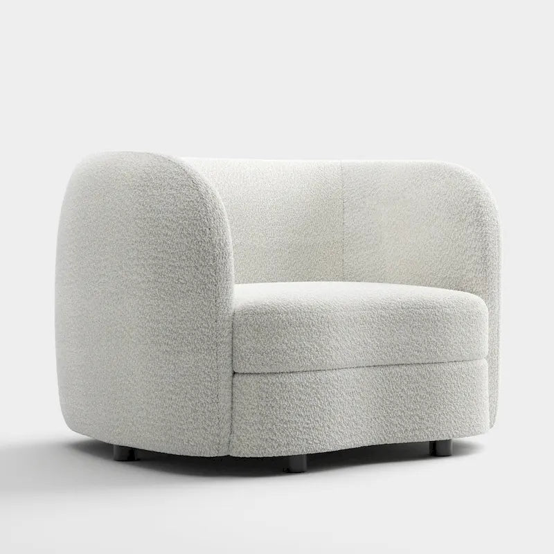 Poltrona moderna in bouclé con braccioli curvi, seduta a rene e gambe rotonde in legno