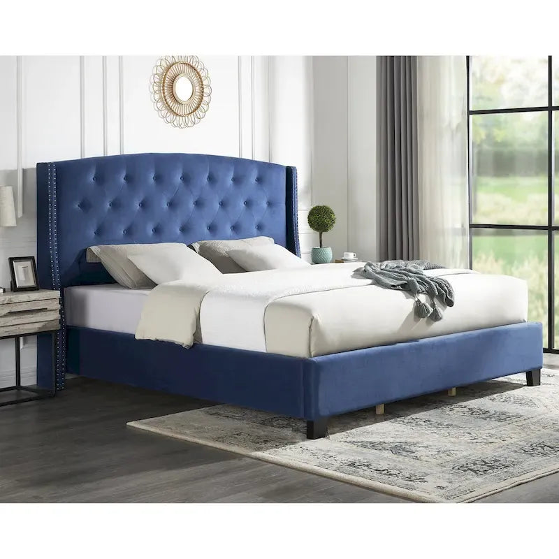 Letto imbottito capitonné con testiera ad ali e borchie decorative