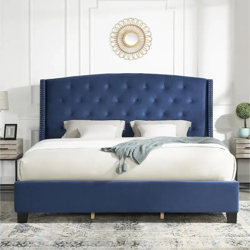 Letto imbottito capitonné con testiera ad ali e borchie decorative