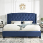 Letto imbottito capitonné con testiera ad ali e borchie decorative