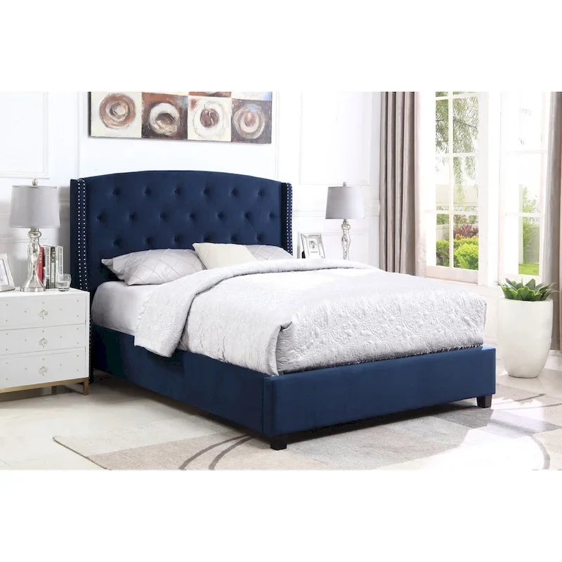 Letto imbottito capitonné con testiera ad ali e borchie decorative