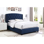 Letto imbottito capitonné con testiera ad ali e borchie decorative