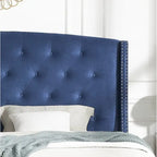 Letto imbottito capitonné con testiera ad ali e borchie decorative