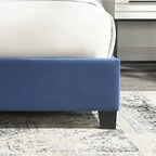 Letto imbottito capitonné con testiera ad ali e borchie decorative