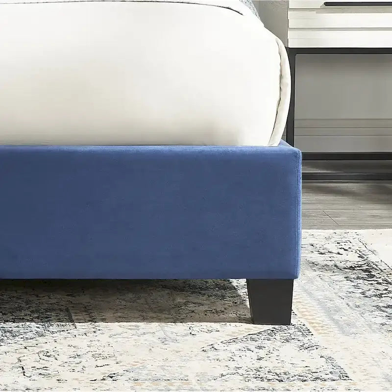 Letto imbottito capitonné con testiera ad ali e borchie decorative