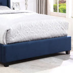 Letto imbottito capitonné con testiera ad ali e borchie decorative