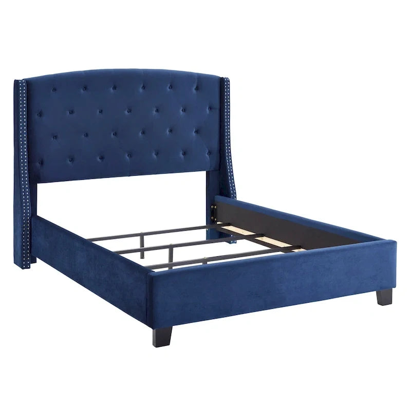 Letto imbottito capitonné con testiera ad ali e borchie decorative