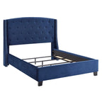Letto imbottito capitonné con testiera ad ali e borchie decorative