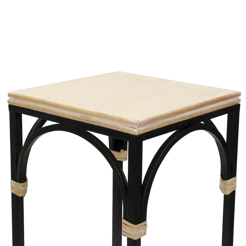Set di 2 tavolini quadrati in legno e metallo con dettagli in rattan